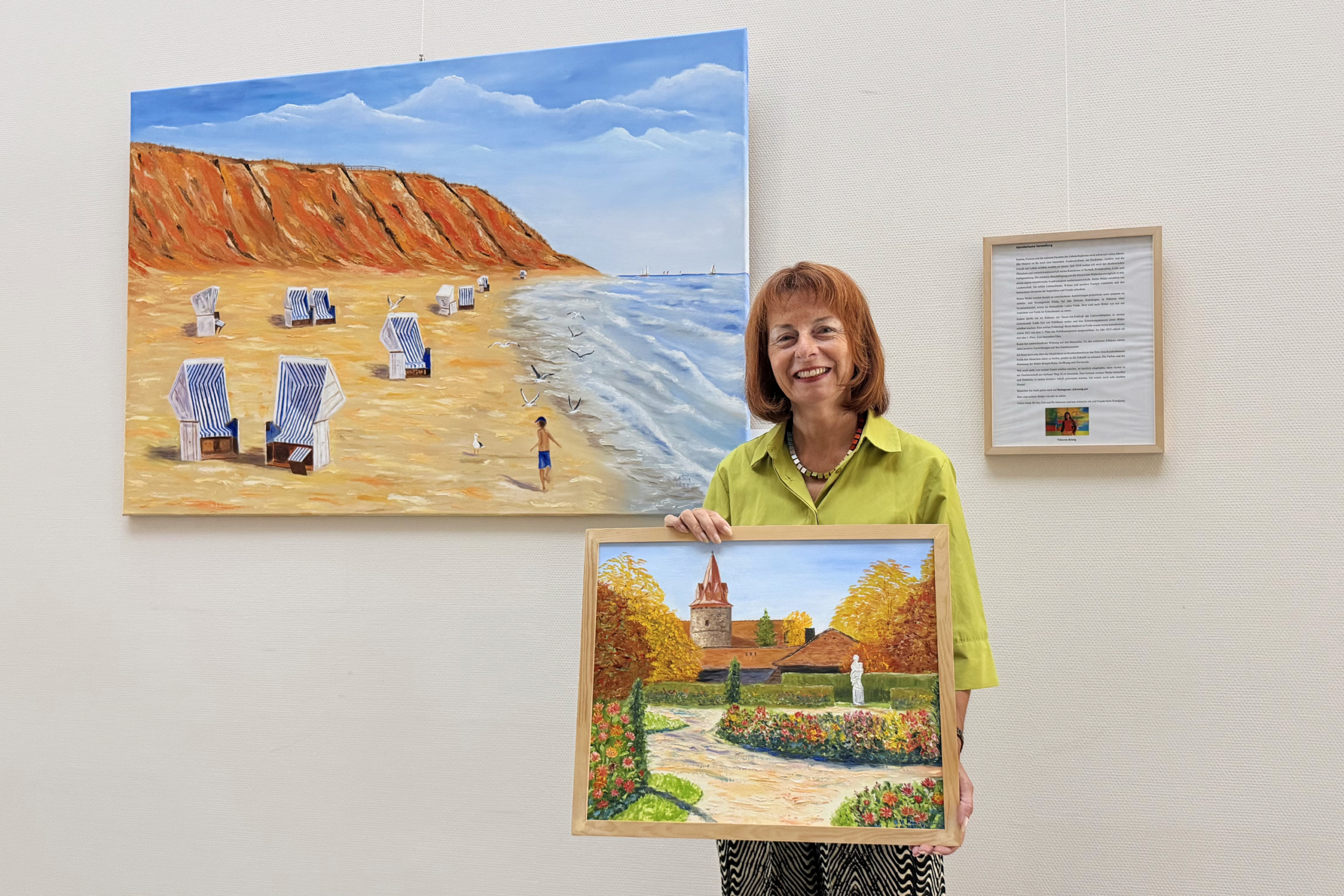 Farben, die guttun: Neue Ausstellung bringt „Lebensfreude“ ins Foyer